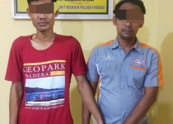 Note
RR = Rudi Rianto
YA = Yogi Alfandi

Keterangan Foto
DIAMANKAN : RR (34) dan YA (24), terduga pengedar sabu beserta barang bukti diamankan di Satnarkoba Polres Sergai. (Foto Dok/Humas Polres)