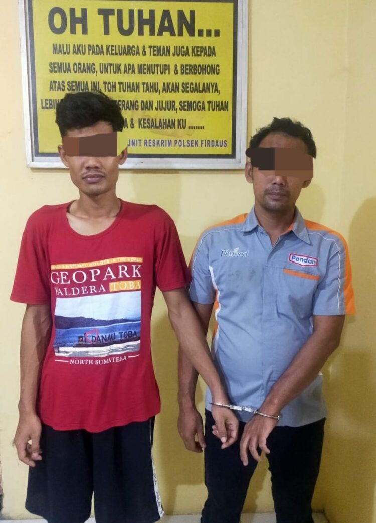 Note
RR = Rudi Rianto
YA = Yogi Alfandi

Keterangan Foto
DIAMANKAN : RR (34) dan YA (24), terduga pengedar sabu beserta barang bukti diamankan di Satnarkoba Polres Sergai. (Foto Dok/Humas Polres)