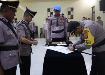 Kapolresta Manado, Kombes Pol Julianto Sirait, memimpin upacara serah terima jabatan Kasi Keuangan dan pelantikan Kapolsek Bunaken Kepulauan yang berlangsung meriah di aula lantai 3 Polresta Manado. Acara tersebut dihadiri oleh para pejabat utama (PJU) Polresta Manado, menciptakan suasana penuh semangat dan kebersamaan dalam mempererat solidaritas kepolisian, Selasa (23/1/2024).