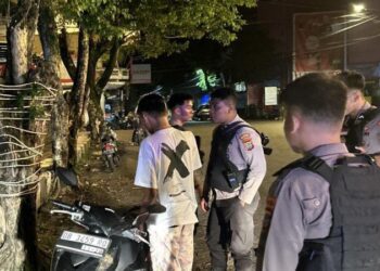 Satuan Samapta Polresta Manado melaksanakan kegiatan operasi cipta kondisi (Cipkon) di seputaran Terminal Kota Baru (TKB) pada hari ini. Dalam operasi tersebut, petugas berhasil mendapati sejumlah anak-anak muda (AAM) yang tengah duduk nongkrong di area tersebut, Senin (22/1/2024) malam.