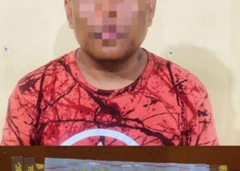 Polresta Manado berhasil menggagalkan peredaran obat keras jenis Thryhexipenidyl dengan mengamankan seorang tersangka, JI Alias Cakram (36 tahun), di Jalan Santiago Kelurahan Buha, Kecamatan Mapanget, Kota Manado. Informasi ini didapat dari laporan masyarakat yang mengindikasikan aktivitas ilegal tersebut, Senin (22/1/2024).