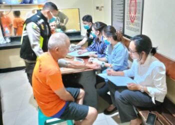 Sie Dokes Polresta Manado melakukan kegiatan pemeriksaan kesehatan rutin terhadap tahanan di Rumah Tahanan Negara Polresta Manado. Kegiatan yang berlangsung pada hari Selasa ini dimulai pukul 11.30 WITA hingga selesai.