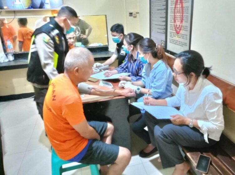 Sie Dokes Polresta Manado melakukan kegiatan pemeriksaan kesehatan rutin terhadap tahanan di Rumah Tahanan Negara Polresta Manado. Kegiatan yang berlangsung pada hari Selasa ini dimulai pukul 11.30 WITA hingga selesai.