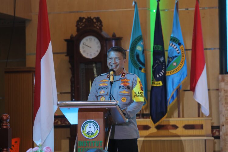 BERI KULIAH UMUM: Kapolda Sumut, Irjen Pol Agung Setya Imam Effendi, memberikan kuliah umum di Institut Kesehatan Deli Husada Delitua, Selasa (23/1/2024). (Foto Dok/ Polda Sumut)
