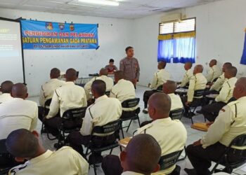 Personel Sat Binmas Polres Lhokseumawe memberikan materi tentang keselamatan kerja kepada calon Satpam jajaran Polres Lhokseumawe. Kegiatan tersebut dilakukan personel dalam acara pendidikan dasar (diksar) Satpam Gada Pratama Angkatan XXV tahun 2024 di gedung BKPSDM Aceh Utara di Lhokseumawe, Selasa (23/1/2024).