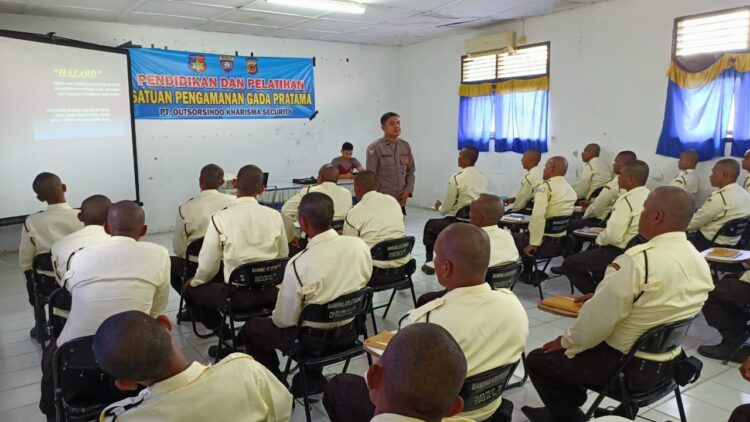Personel Sat Binmas Polres Lhokseumawe memberikan materi tentang keselamatan kerja kepada calon Satpam jajaran Polres Lhokseumawe. Kegiatan tersebut dilakukan personel dalam acara pendidikan dasar (diksar) Satpam Gada Pratama Angkatan XXV tahun 2024 di gedung BKPSDM Aceh Utara di Lhokseumawe, Selasa (23/1/2024).