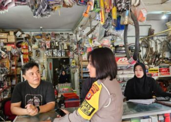 Kepala Satuan Lalu Lintas (Kasat Lantas) Polres Bone AKP Desy Ayu Dwi Putri bersama anggotanya turun langsung ke sejumlah bengkel motor untuk sosialisasi tertib berlalulintas dan larangan penggunaan knalpot brong, Rabu pagi (24/1/2024).
