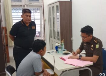 Note
MM alias Landa = Muhammad Maulanda | Keterangan Foto
LPAHKAN : Personel Polsek Tanjungberingin melimpahkan tersangka MM alias Landa, terduga pelaku penggelapan mobil ke Kejari Sergai dan diterima Jaksa Dandi Tarigan, Selasa (23/1/2024). (Foto Dok/Polsek Tanjungberingin)