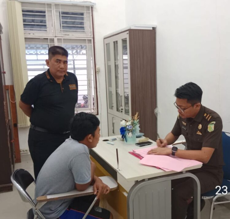Note
MM alias Landa = Muhammad Maulanda | Keterangan Foto
LPAHKAN : Personel Polsek Tanjungberingin melimpahkan tersangka MM alias Landa, terduga pelaku penggelapan mobil ke Kejari Sergai dan diterima Jaksa Dandi Tarigan, Selasa (23/1/2024). (Foto Dok/Polsek Tanjungberingin)