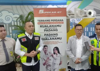 BERI KETERANGAN : Head of Corporate Secretary and Legal PT AVI Kualanamu, Dedi Al Subur (2 dari kanan) bersama Station Manager Lion Air Grup Kualanamu, Robi Handoko (2 dari kiri), ketika memberikan keterangannya kepada sejumlah wartawan, adanya penerbangan perdana rute baru Kualanamu-Padang, Rabu (24/1/2024) di Bandara Kualanamu. (Foto Dok/ Bandara)