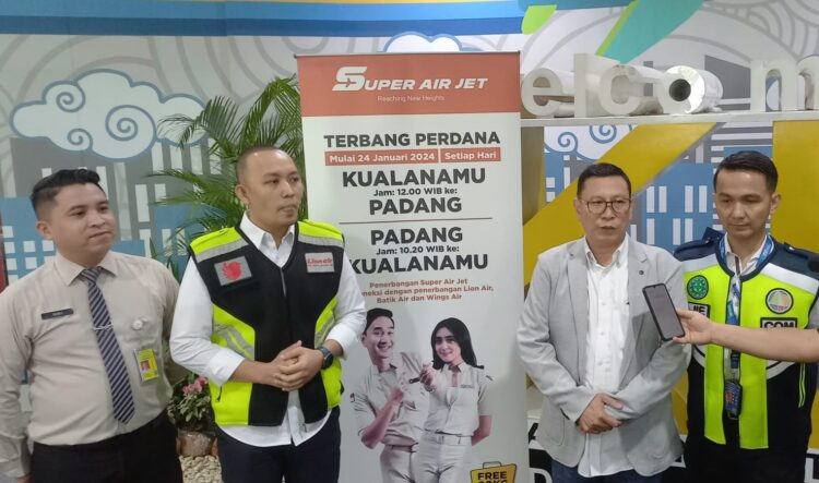 BERI KETERANGAN : Head of Corporate Secretary and Legal PT AVI Kualanamu, Dedi Al Subur (2 dari kanan) bersama Station Manager Lion Air Grup Kualanamu, Robi Handoko (2 dari kiri), ketika memberikan keterangannya kepada sejumlah wartawan, adanya penerbangan perdana rute baru Kualanamu-Padang, Rabu (24/1/2024) di Bandara Kualanamu. (Foto Dok/ Bandara)