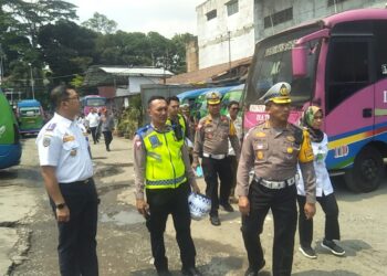 SIDAK: Direktur Lantas Polda Sumut, Kombes Pol Muji Ediyanto bersama kepala dinas terkait melakukan sidak di salah satu pool bus Jalan Sisingamangaraja Medan, Rabu (24/1/2024). (Foto Dok/ Polda Sumut)