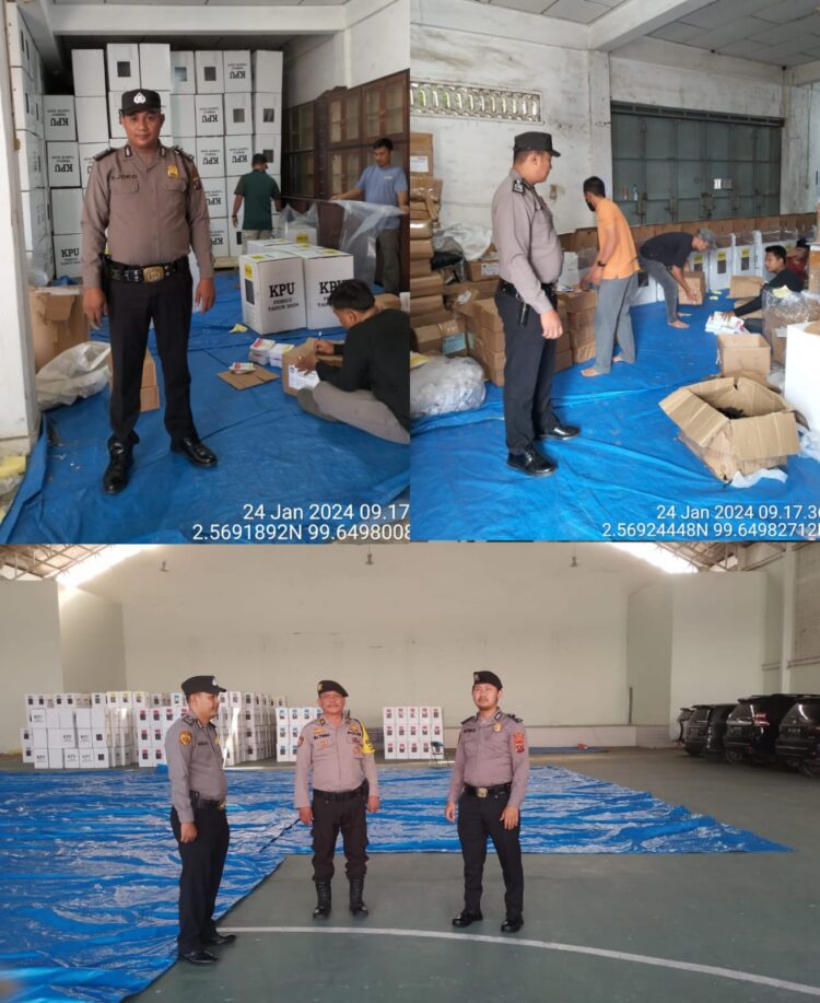 Personel Polres Labuhanbatu melaksanakan pengamanan Gudang Logistik, Pengesetan, Pengepakan dan Pengemasan Logistik pemilu 2024 oleh KPU Kab. Labuhanbatu Utara, Rabu (24/01/2024).