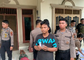 AMANKAN: Personel polisi mengamankan terduga pelaku narkoba saat pengerebekan di Medan Sunggal, Rabu. (24/1/2024). (Foto Dok/ Polda Sumut)