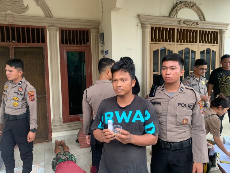 AMANKAN: Personel polisi mengamankan terduga pelaku narkoba saat pengerebekan di Medan Sunggal, Rabu. (24/1/2024). (Foto Dok/ Polda Sumut)