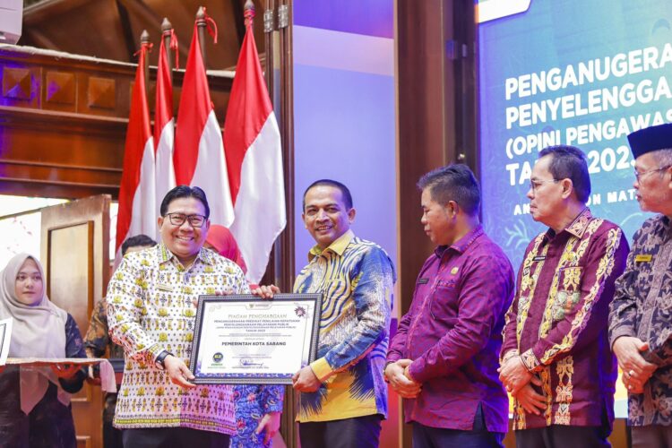 Piagam penghargaan tersebut diserahkan oleh Ketua Ombudsman RI Mokhammad Najih kepada Sekretaris Daerah Kota Sabang Andri Nourman, di Anjong Mon Mata Banda Aceh, Kamis (25/1/24).