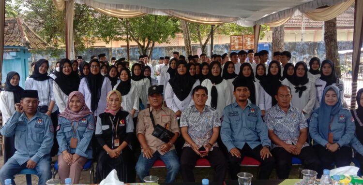 Sebanyak 77 anggota KPPS Kelurahan Kedaton Kecamatan Kayuagung Kabupaten Ogan Komering Ilir OKI Resmi dilantik oleh Ketua PPS bertempat dihalaman Kantor Lurah Kelurahan Kedaton kayuagung OKI.