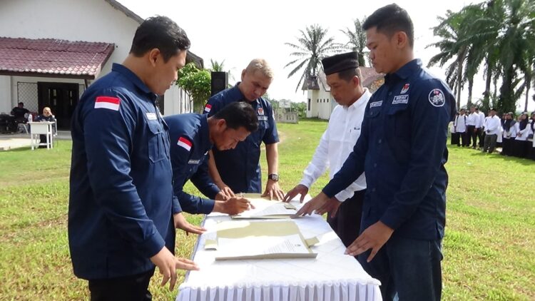 Sebanyak 448 petugas Kelompok Penyelenggara Pemungutan Suara (KPPS), Kecamatan Cot Girek, Aceh Utara, melaksanakan Pengambilan Sumpah dan Pelantikan, Kamis (25/01/2024).