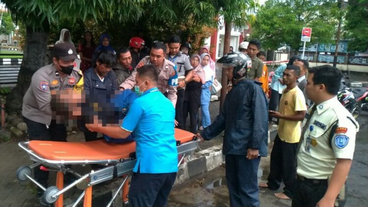 Seorang pria lanjut usia ditemukan pingsan di depan Pasar Segamas PurbaIingga, Kamis (25/1/2024) sore. Lansia tersebut sempat dibawa ke rumah sakit namun saat diperiksa dokter diketahui sudah meninggal dunia.