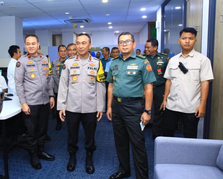 Kadiv Humas Polri Irjen. Pol. Sandi Nugroho menerima kunjungan Kapuspen TNI Mayjen Nugraha Gumilar beserta rombongan di Gedung Humas Polri, Kamis (25/1/24).