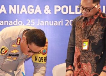 Kapolresta Manado, Kombes Pol Julianto Sirait saat penandatangan kontrak pembelian bahan bakar minyak (BBM) dan pelumas untuk Tahun Anggaran 2024 bersama PT Pertamina Patra Niaga