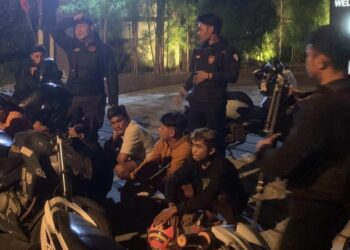 Rayon gabungan Satuan Samapta Polresta Manado berhasil mengamankan sekelompok Anak-anak Muda (AAM) yang terlibat dalam balap liar di wilayah Jalan Pomorow. Razia ini dilakukan dalam upaya penertiban dan penegakan hukum terhadap kegiatan ilegal yang dapat mengancam keselamatan dan ketertiban umum, Rabu (24/1/2024) malam