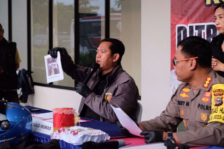 Dirkrimum Polda Riau Kombes Pol. Asep Darmawan saat memimpin Press Release di Mapolda Riau Pada Kamis, 25 Januari 2024 Sore, Turut hadir dalam gelar tersebut Kabid Humas Polda Riau Kombes. Pol. Hery Murwono, Dirkrimum dan Wadir Krimum Polda AKBP Sunhot Silalahi.