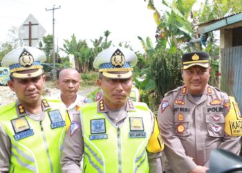 Kapolres Simalungun AKBP Choky Sentosa Meliala, S.I.K., S.H., M.H., mendampingi Dirlantas Polda Sumut dalam memimpin olah Tempat Kejadian Perkara (TKP) kecelakaan beruntun yang mengakibatkan enam korban meninggal dunia dan empat lainnya luka-luka.