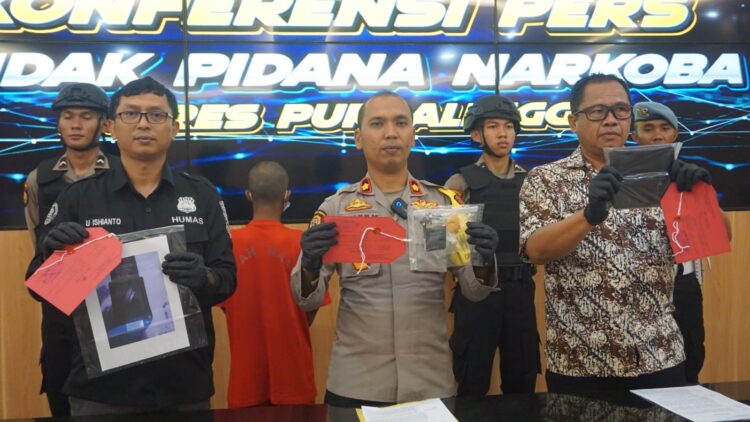 Wakapolres Purbalingga Kompol Donni Krestanto saat memberikan keterangan, Jumat (26/1/2024) mengatakan Satresnarkoba Polres Purbalingga berhasil mengamankan tersangka penyalahgunaan narkotika jenis sabu.