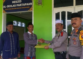 Bantuan tersebut diserahkan langsung oleh Kasubbag Prograr Bag Ren Polres Dairi AKP Eri Samsul Bahri didampingi oleh Kasat Samapta Polres Dairi AKP Tugono, SH serta Personil Lainnya.