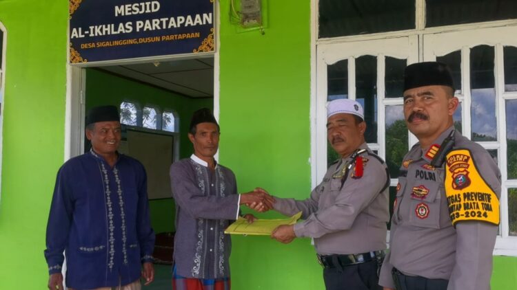 Bantuan tersebut diserahkan langsung oleh Kasubbag Prograr Bag Ren Polres Dairi AKP Eri Samsul Bahri didampingi oleh Kasat Samapta Polres Dairi AKP Tugono, SH serta Personil Lainnya.