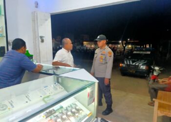 Personel Polsek Muara Batu melaksanakan patroli rutin antisipasi gangguan Kamtibmas, dalam kegiatan ini personel menyasar pertokoan dan pedagang di Keude Krueng Mane, Aceh Utara, wilayah hukum Polres Lhokseumawe, Jumat (26/1/2024) malam.