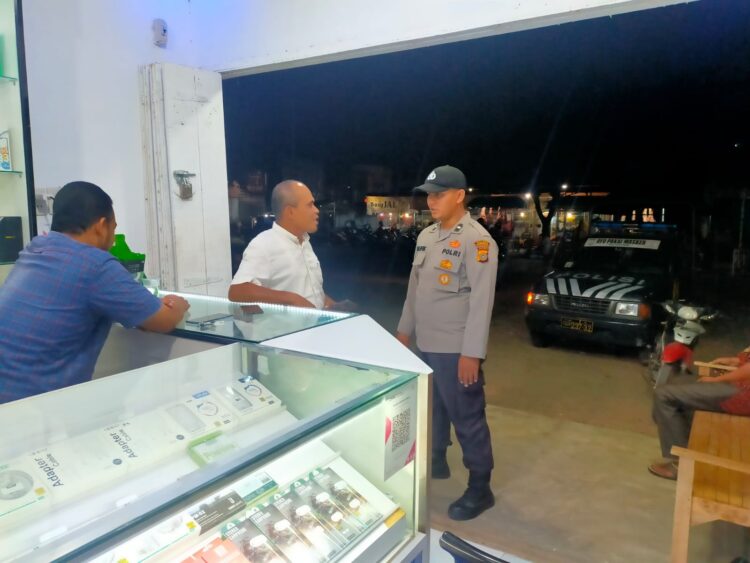 Personel Polsek Muara Batu melaksanakan patroli rutin antisipasi gangguan Kamtibmas, dalam kegiatan ini personel menyasar pertokoan dan pedagang di Keude Krueng Mane, Aceh Utara, wilayah hukum Polres Lhokseumawe, Jumat (26/1/2024) malam.