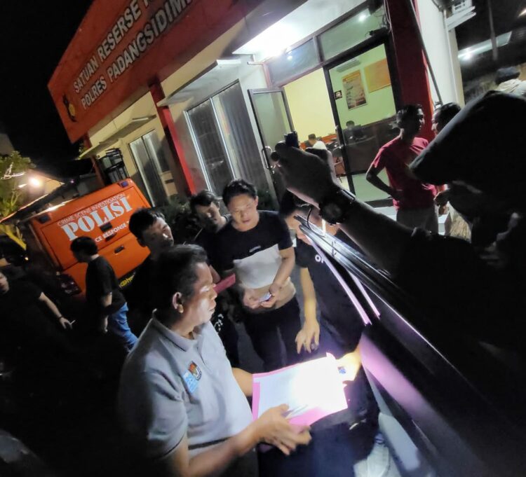OTT: Polda Sumut melakukan OTT terhadap PH, oknum komisioner KPU Padangsudempuan di sebuah cafe, Sabtu (27/1/2024) dini hari. (Foto Dok/ Polda Sumut)
