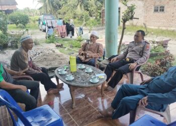 SILATURAHMI : Kapolsek Firdaus, AKP Andi Sujendral melakukan kunjungan silaturahmi ke kediaman Ketua MUI Kecamatan Seibamban, H Samsul Bahri, serta dihadiri Ketua MUI Kecamatan Seirampah H Tamlih dan H Kisai Dalimunthe, Sabtu (27/1/2024). (Foto Dok/Polsek Firdaus)