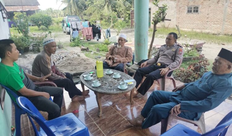 SILATURAHMI : Kapolsek Firdaus, AKP Andi Sujendral melakukan kunjungan silaturahmi ke kediaman Ketua MUI Kecamatan Seibamban, H Samsul Bahri, serta dihadiri Ketua MUI Kecamatan Seirampah H Tamlih dan H Kisai Dalimunthe, Sabtu (27/1/2024). (Foto Dok/Polsek Firdaus)