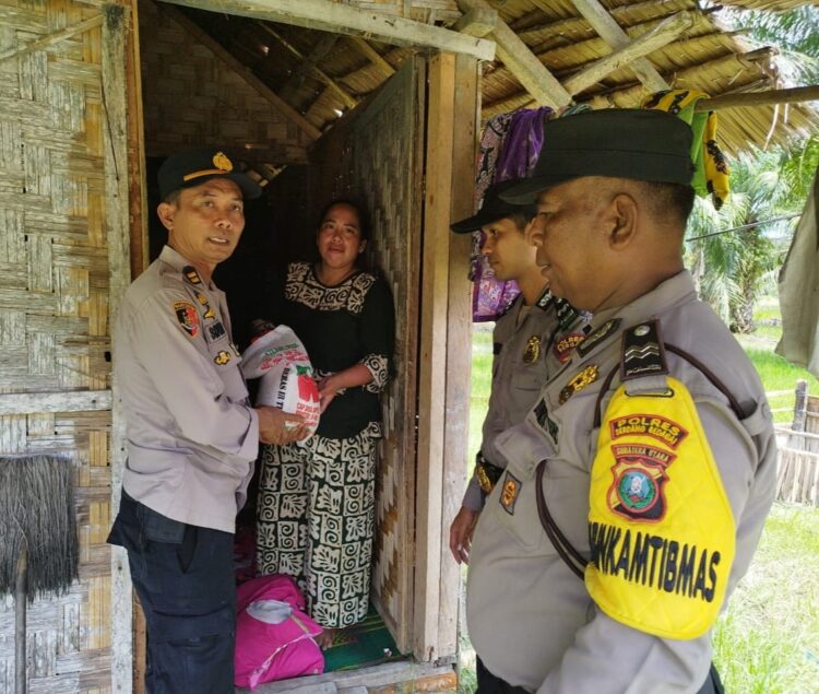 SERAHKAN BANTUAN : Kanit Samapta Polsek Tanjungberingin, Iptu Supriadi didampingi personel menyerahkan bantuan sosial bahan pangan ke warga, Sabtu (27/1/2024). (Foto Dok/Polsek Tanjungberingin)