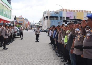 Polda Sulawesi Utara (Sulut) dan Polresta Manado menggelar apel gabungan sebagai bagian dari upaya untuk meningkatkan keamanan dan ketertiban di wilayah tersebut. Apel tersebut dipimpin langsung oleh Direktur Samapta Polda Sulut, Kombes Pol I Gusti Putu Gede Ekawana Prasta, yang memimpin puluhan personel satuan tugas operasi mantap brata, Sabtu (27/1/2024).