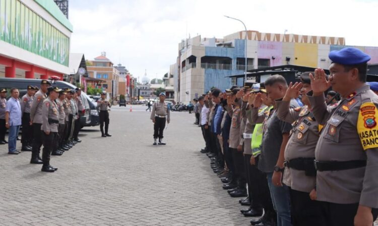 Polda Sulawesi Utara (Sulut) dan Polresta Manado menggelar apel gabungan sebagai bagian dari upaya untuk meningkatkan keamanan dan ketertiban di wilayah tersebut. Apel tersebut dipimpin langsung oleh Direktur Samapta Polda Sulut, Kombes Pol I Gusti Putu Gede Ekawana Prasta, yang memimpin puluhan personel satuan tugas operasi mantap brata, Sabtu (27/1/2024).