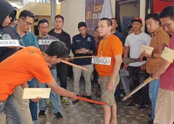 Satreskrim Polresta Manado menggelar Pra Rekonstruksi intensif terkait kasus pembunuhan kontroversial yang merenggut nyawa Indra Matheos alias Bemo (37). Kehadiran pelaku NPN alias Opal dalam peragaan total 21 adegan di halaman belakang Mapolresta Manado, Jumat (26/1/2024), menjadi sorotan warga Manado.