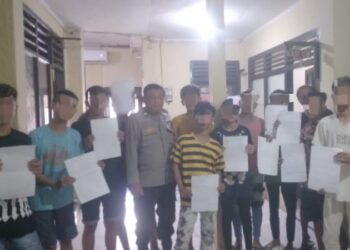Aiptu R Waloni, Bhabinkamtibmas Polsek Tuminting, aktif melaksanakan Giat Problem Solving untuk mengatasi potensi kenakalan anak-anak di Kelurahan Mahawu, Jumat (26/1/2024). Kegiatan ini dilakukan sebagai langkah preventif untuk mencegah terjadinya tawuran antar kampung (Tarkam) yang akan dilakukan oleh sekelompok anak-anak warga Kelurahan Mahawu.
