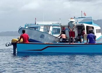 Personel Polsek Pelabuhan Polresta Manado bergerak cepat mengamankan TKP (tempat kejadian Perkara), terjadinya kecelakaan laut di perairan antara Pulau Nain dan Pulau Siladen.

Kejadian ini melibatkan perahu bernama KenjI, yang memiliki warna merah, hitam, dan kuning, dimiliki oleh Bapak Kun Tabuan dengan Capt perahu bernama Ancis Nendey dari Desa Nain, Kecamatan Wori, Sabtu (27/1/2024).