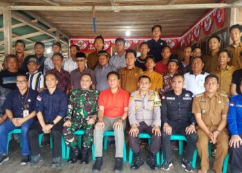 Pejabat Bupati bersama Forum Koordinasi Pimpinan Daerah (Forkopimda), KPU dan Bawaslu Kabupaten Ogan Komering Ilir (OKI) melakukan pengecekan jalur distribusi logistik Pemilu di wilayah terluar. Salah satu desa yang dikunjungi yaitu Desa Sungai Batang Kecamatan Air Sugihan Kabupaten OKI pada Sabtu, (27/1/24).