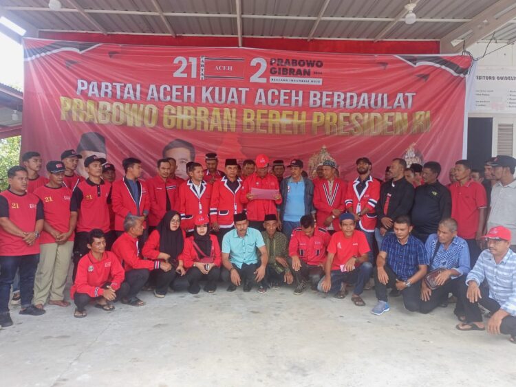 Jajaran pengurus Partai Aceh (PA) dan Komite Peralihan Aceh (KPA) Wilayah Nagan Raya provinsi Aceh, Minggu (28/01/24) melakukan deklarasi dukungan terhadap pasangan calon presiden Prabowo Subianto dan Calon Wakil Presiden Gibran Rakabuming Raka.