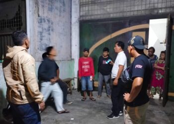 IMBAU : Kanit Reskrim Polsek Telukmengkudu, Ipda Marsidi Ginting bersama personel memeriksa para pemuda yang suka kumpul-kumpul dan mengimbau untuk membubarkan diri, serta tidak melakukan balap liar, saat memimpin razia dan patroli mengantisipasi 3C, begal, dan balap liar, Sabtu (27/1/2024) malam. (Foto Dok/Humas Polres)