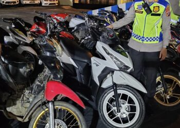 CEK SEPEDA MOTOR : Kasat Lantas AKP Agnis Juwita saat mengecek sepeda motor memakai knalpot brong yang telah diamankan di halaman Satlantas, Jalan Langsat, Sabtu (27/1/2024). (Foto dok / Humas Polres Tebingtinggi)