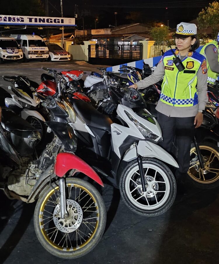 CEK SEPEDA MOTOR : Kasat Lantas AKP Agnis Juwita saat mengecek sepeda motor memakai knalpot brong yang telah diamankan di halaman Satlantas, Jalan Langsat, Sabtu (27/1/2024). (Foto dok / Humas Polres Tebingtinggi)