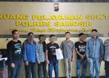 Ruangan SPKT Polres Samosir menjadi lokasi mediasi dalam kasus dugaan tindak pidana penganiayaan. Kegiatan ini dipimpin oleh Perwira Pengendali Aipda Fredy Manurung, melibatkan Piket SPKT, Piket Fungsi Sat Reskrim, serta kedua belah pihak yang terlibat bersama keluarganya.