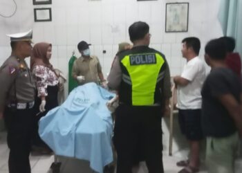Keterangan Foto
CEK : Kanit Gakkum Satlantas Polres Sergai, Ipda Sankesin Sinaga bersama personel mencek korban tewas tertabrak kereta api saat di RSU Melati Desa Pon, Sabtu (27/1/2024) malam (foto Dok/Humas Polres)