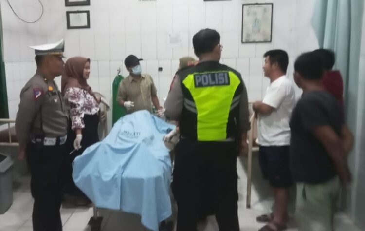 Keterangan Foto
CEK : Kanit Gakkum Satlantas Polres Sergai, Ipda Sankesin Sinaga bersama personel mencek korban tewas tertabrak kereta api saat di RSU Melati Desa Pon, Sabtu (27/1/2024) malam (foto Dok/Humas Polres)